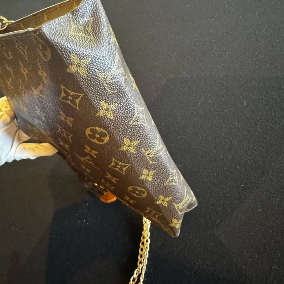 Louis Vuitton
LV Monogram Toiletry Pouch 26 vintage converted Crossbody - Picture 6 of 16